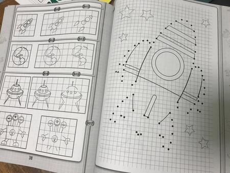 Фотография книги "365+5 заданий и узоров. Соединяем и рисуем по клеточкам"