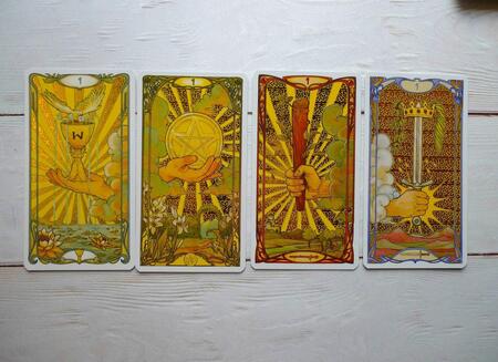 Фотография книги "Джулия Ф.: Золотое Таро Уэйт Арт-Нуво"