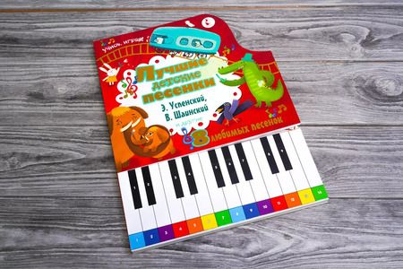 Фотография книги "Эдуард Успенский: Лучшие детские песенки. 8 любимых песенок"