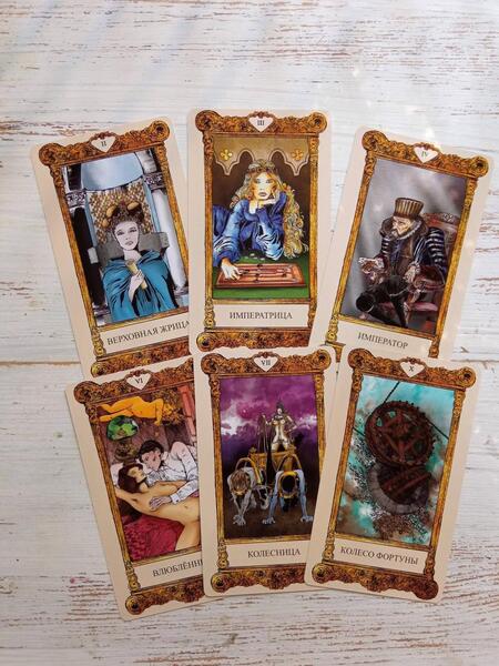 Фотография книги "Гвидо Крепакс: Таро Валентины. 78 карт + книга"