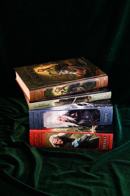 Фотография книги "Анджей Сапковский: Геральт. Цири. Сезон гроз. Дорога без возврата. Перекресток воронов"