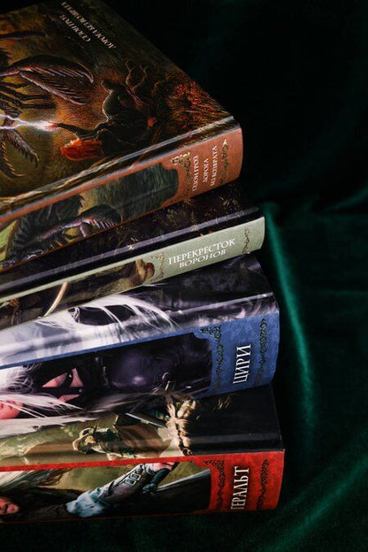 Фотография книги "Анджей Сапковский: Геральт. Цири. Сезон гроз. Дорога без возврата. Перекресток воронов"