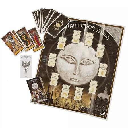 Фотография книги "Deviant moon tarot"