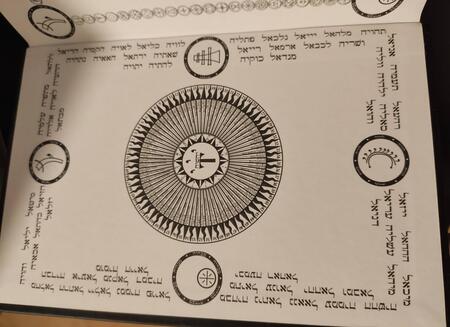 Фотография книги "Дмитрий Невский: 72 Закона Каббалы. 72 Ключа к пониманию происходящего с нами"