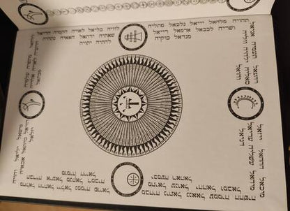 Фотография книги "Дмитрий Невский: 72 Закона Каббалы. 72 Ключа к пониманию происходящего с нами"