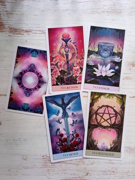 Фотография книги "Дженнифер Галассо: Таро Кристального Видения. 78 карт + инструкция"