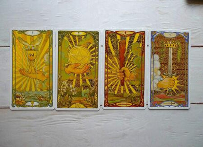 Фотография книги "Джулия Ф.: Золотое Таро Уэйт Арт-Нуво"