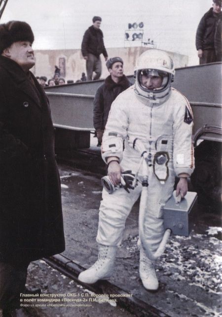 Фотография книги "Игорь Афанасьев: "Восход" против "Джемини". Первые многоместные космические корабли"