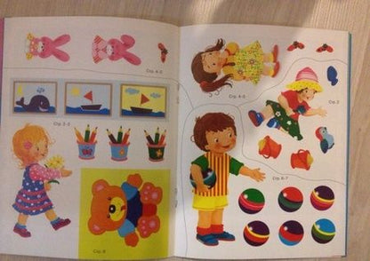 Фотография книги "Лариса Маврина: Развивающая книжка с наклейками. Найди отличия"