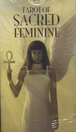Обложка книги "Tarot of Sacred Feminine / Таро Священной женственности"