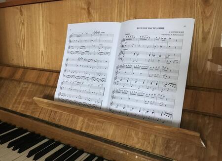 Фотография книги "Веселое настроение. Сборник ансамблей для фортепьяно в 4 руки. Для младших и средних классов ДМШ"