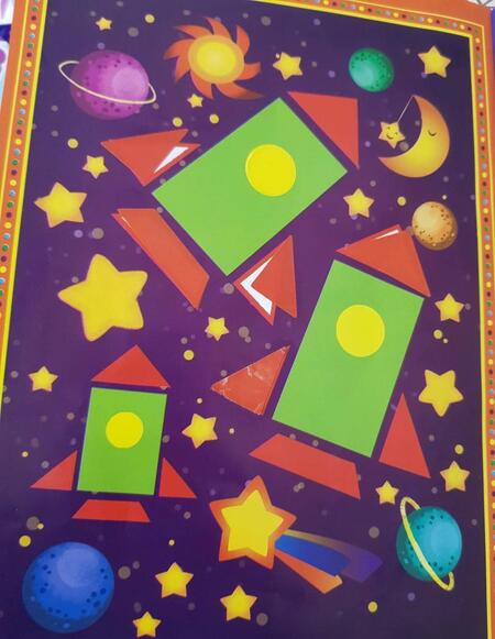 Фотография книги "Виктория Белых: Изучаем формы. Книжка с наклейками"