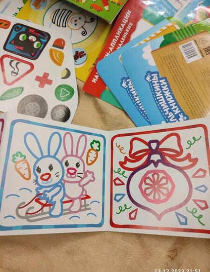 Фотография книги "Елена Костомарова: Р Раскраска для самых маленьких Помощники Деда Мороза Книжка-гармошка (1+) (илл. Москаева) (упаковка"